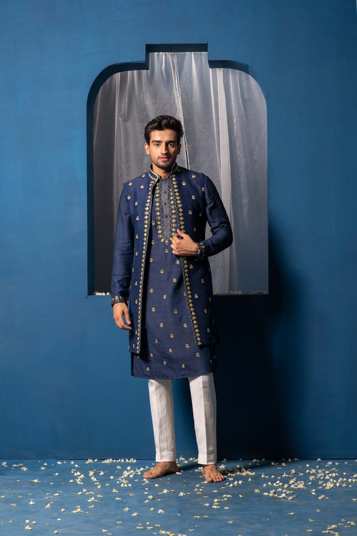 Ayina Bandi set
