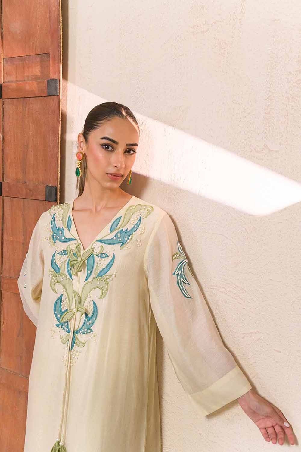 Women Offwhite Embroidered Kaftaan Kurta