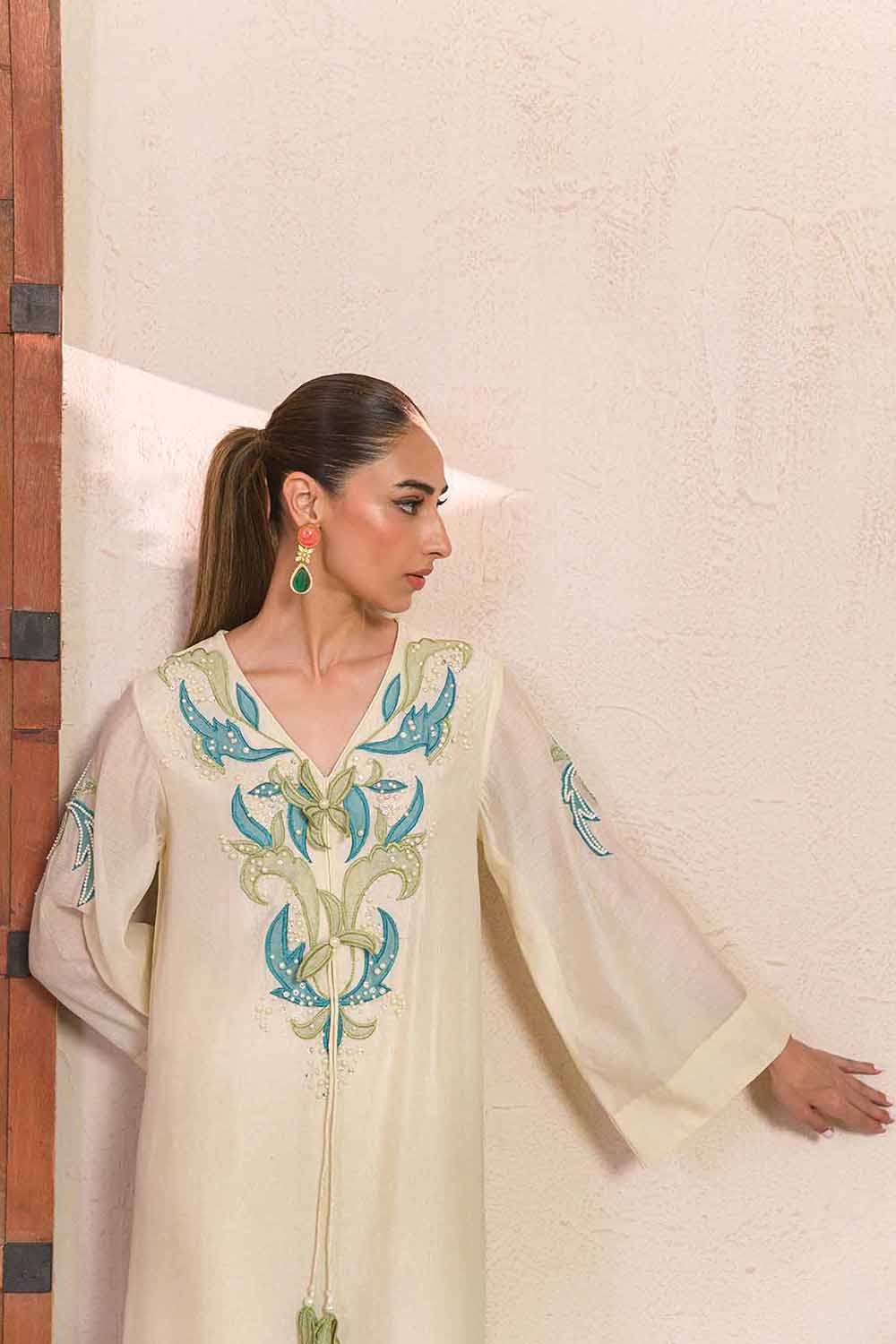 Women Offwhite Embroidered Kaftaan Kurta