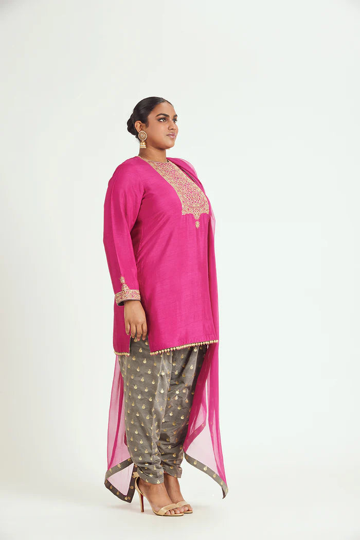 FUSCHIA GEORGETTE KURTA WITH GREY BENARSI SALWAR AND CHIFFON DUPATTA