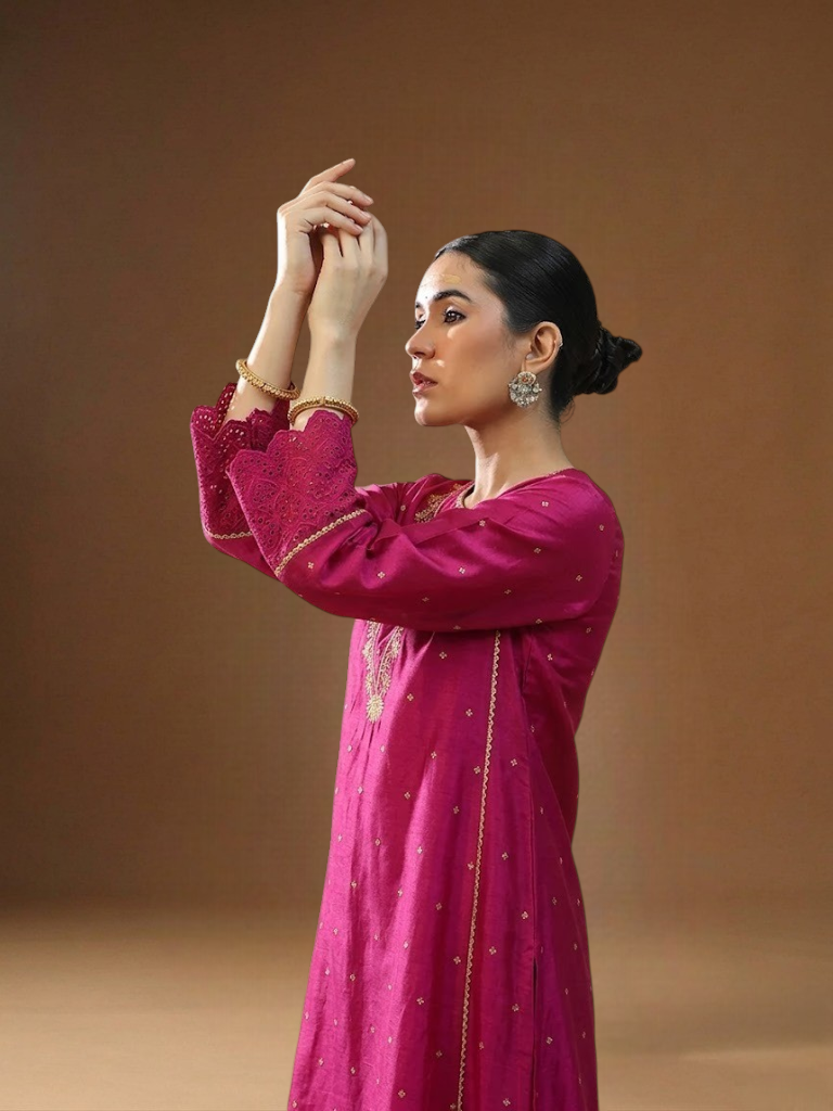 Sakhi Noor Gulabi Kurta Set