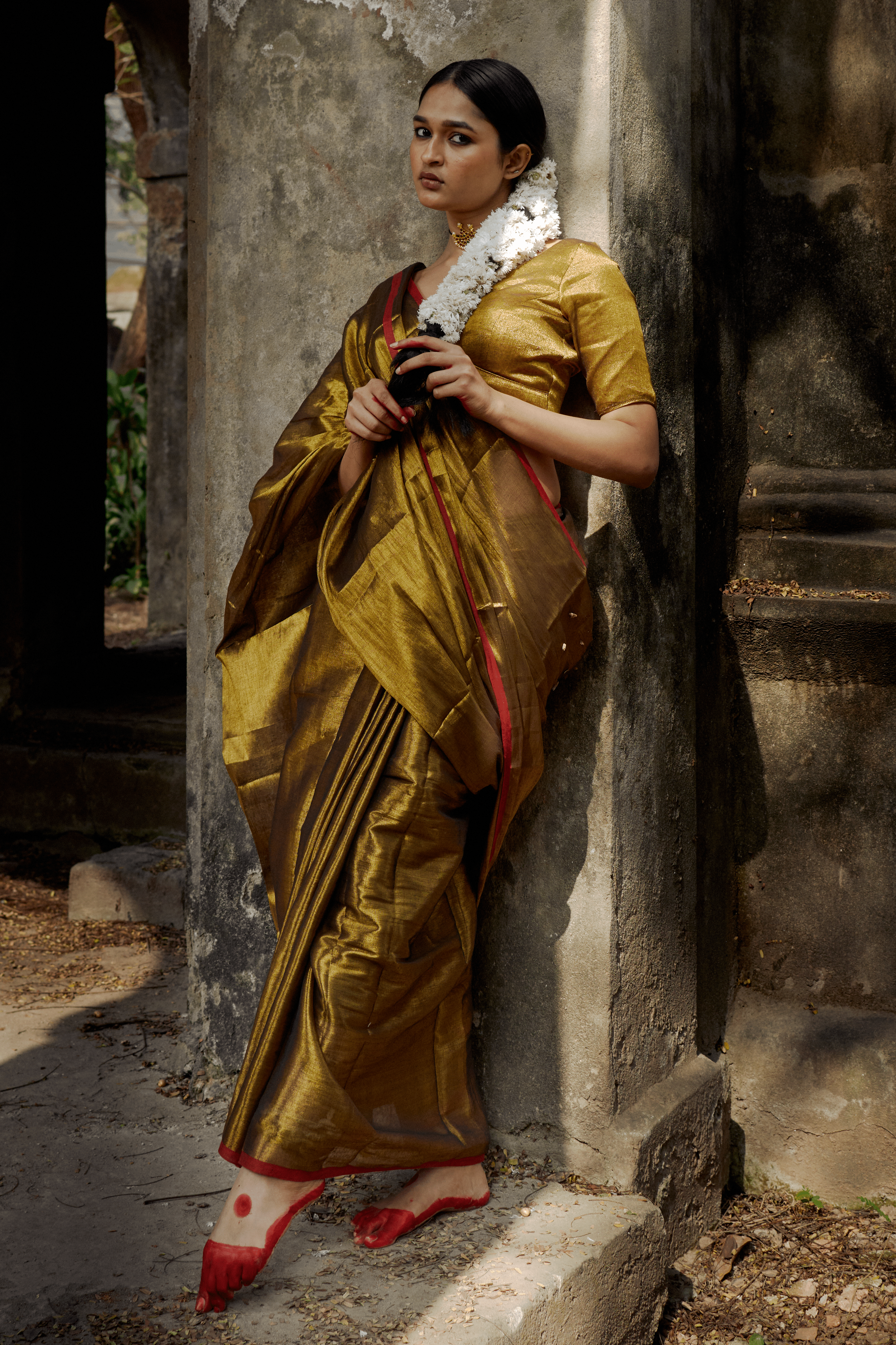 gold-metallic-saree-online golden-metallic-saree-online Mayura I Metallic Gold Handloom Tissue Saree Mayura I Metallic Gold Handloom Tissue Saree