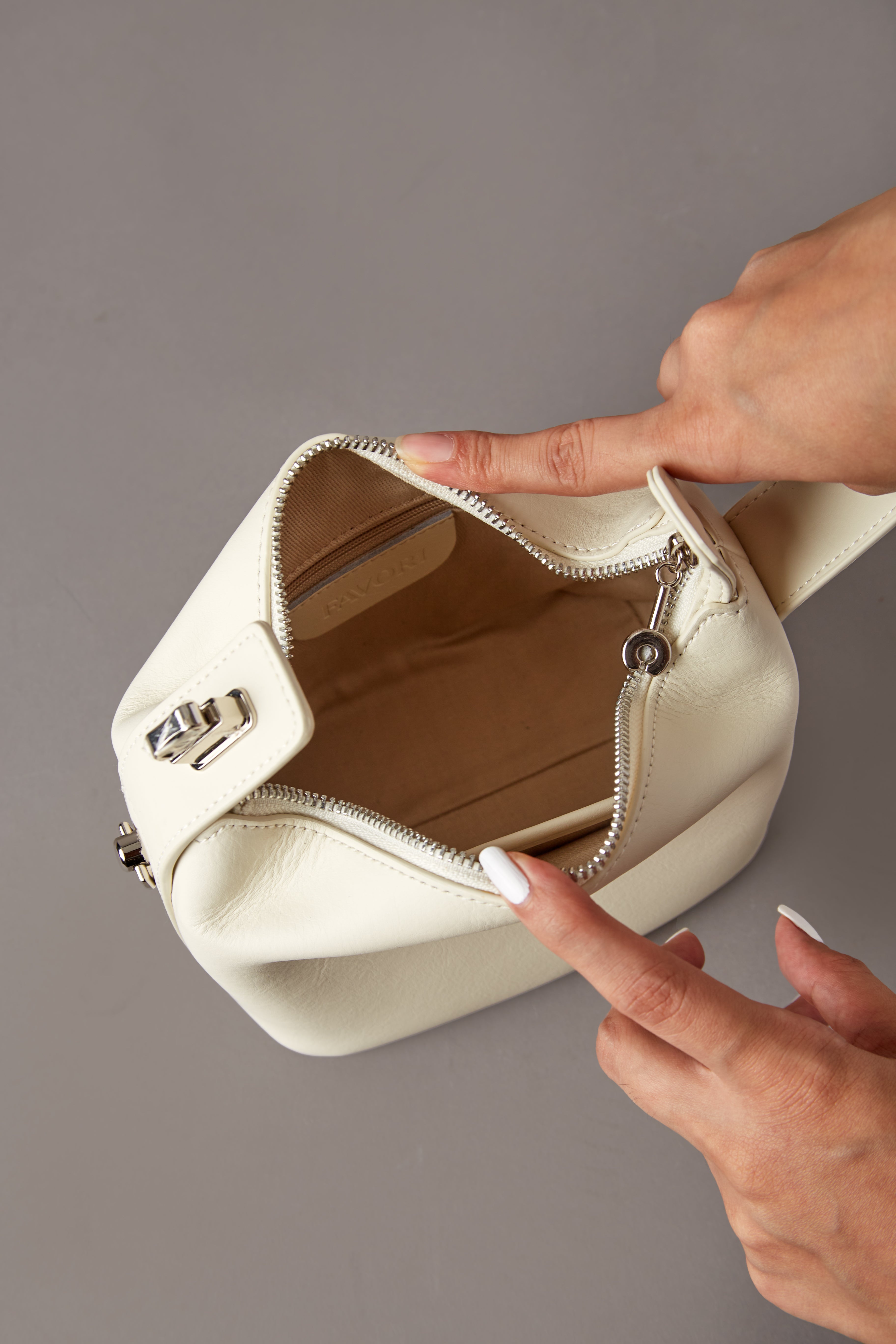 Liora- ladies leather handbag col.Ivory