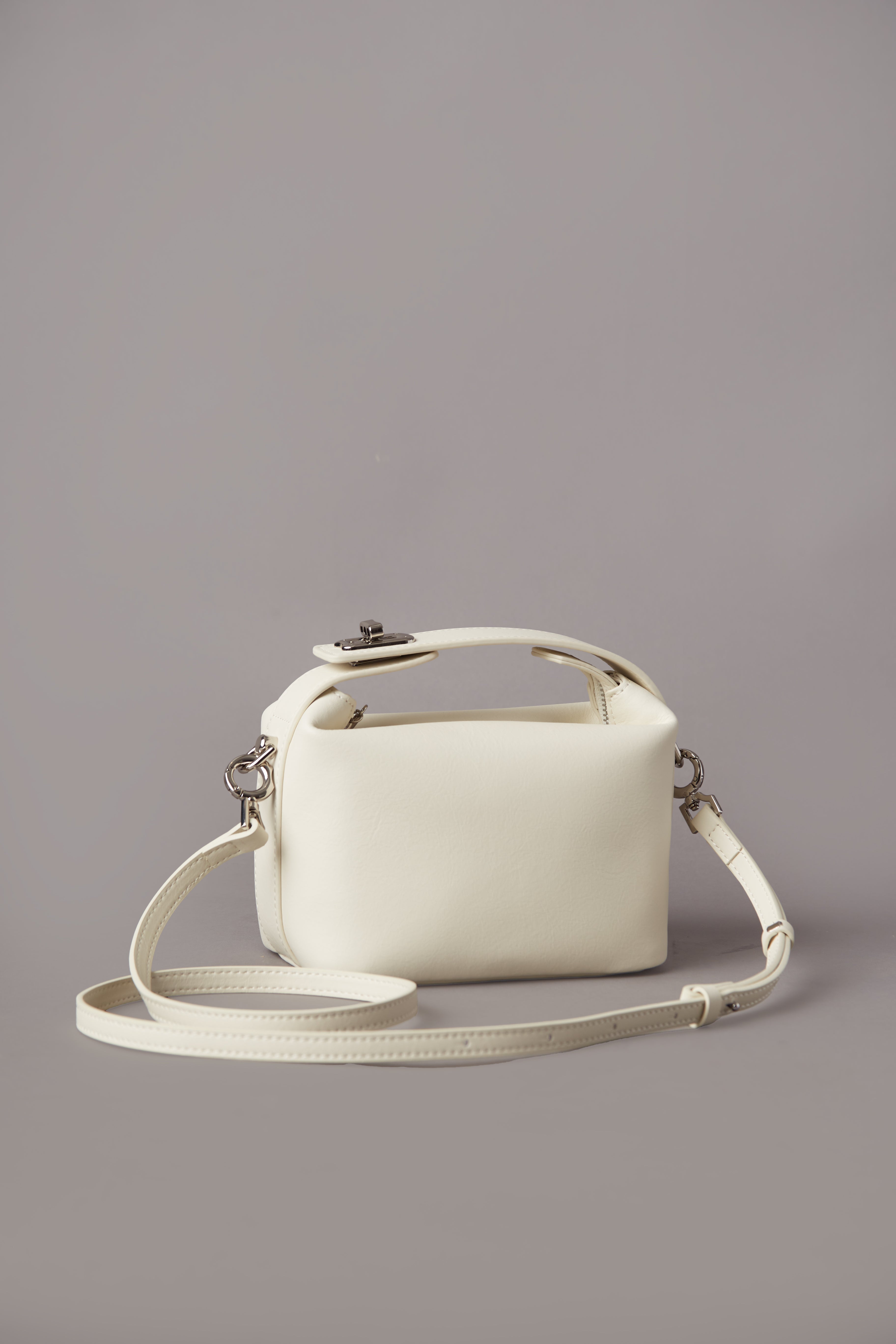 Liora- ladies leather handbag col.Ivory