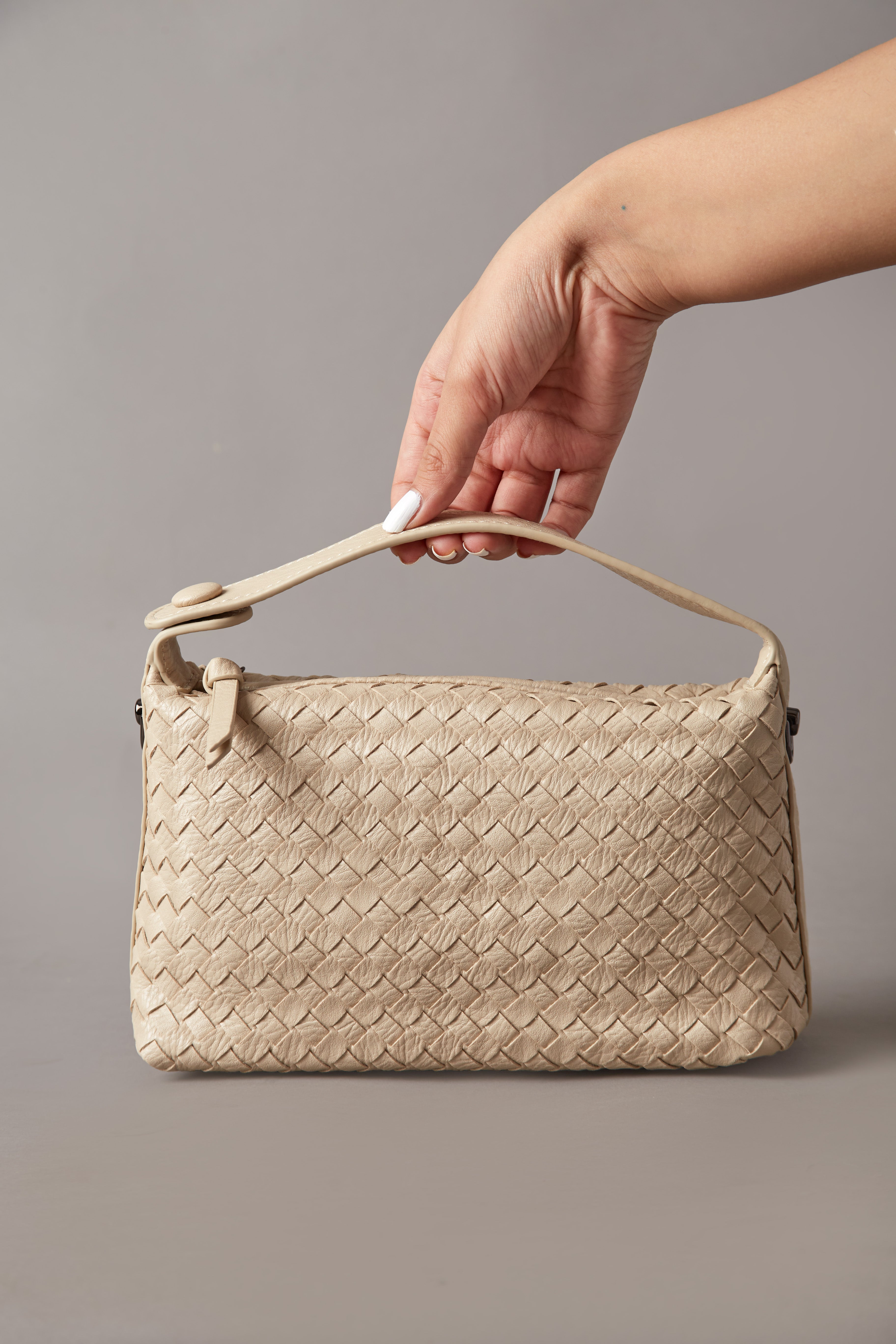 Fero- woven ladies handbag col.pearl white