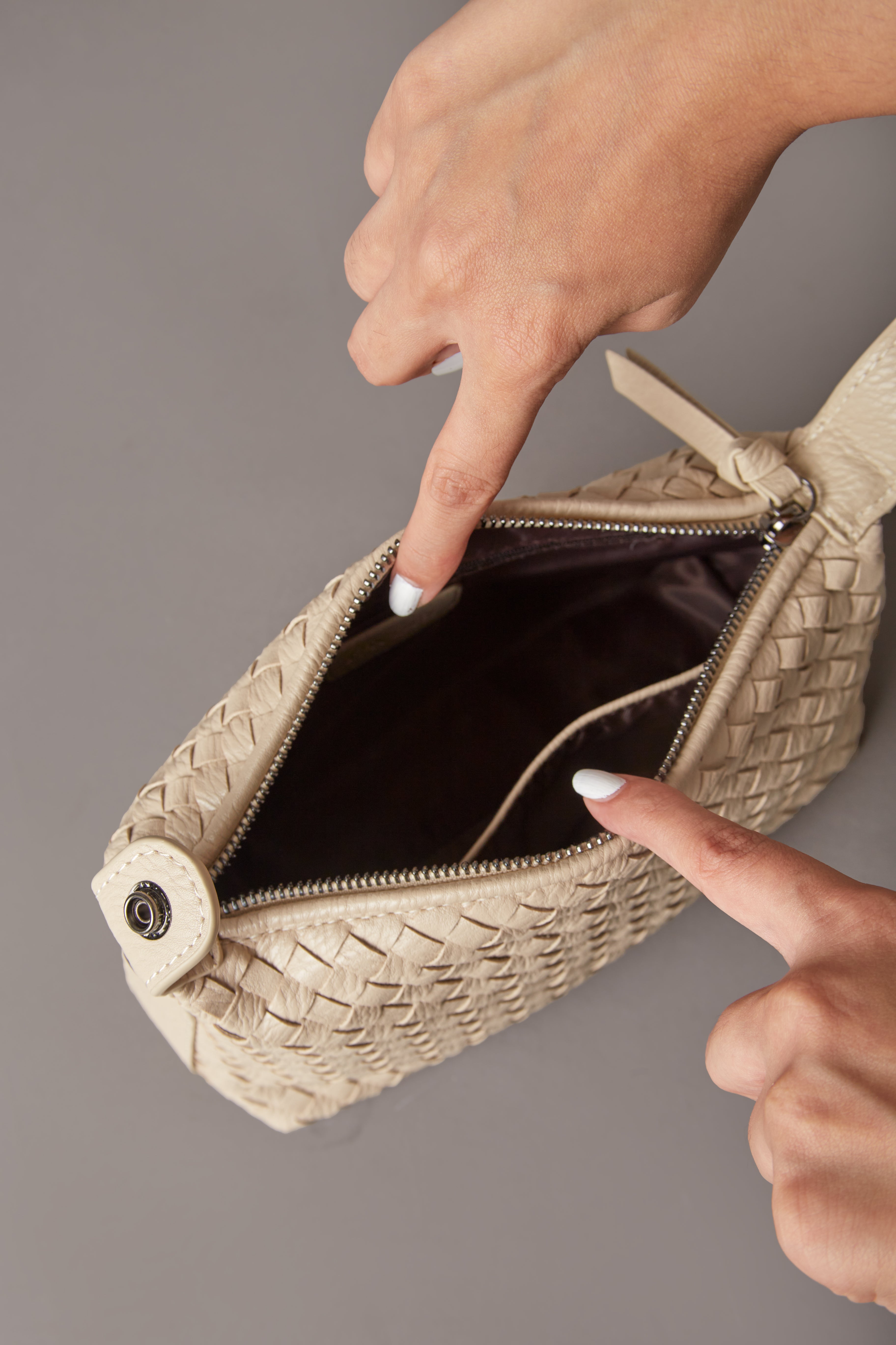 Fero- woven ladies handbag col.pearl white
